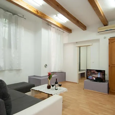 Apartments Lovran アパート ロヴラン